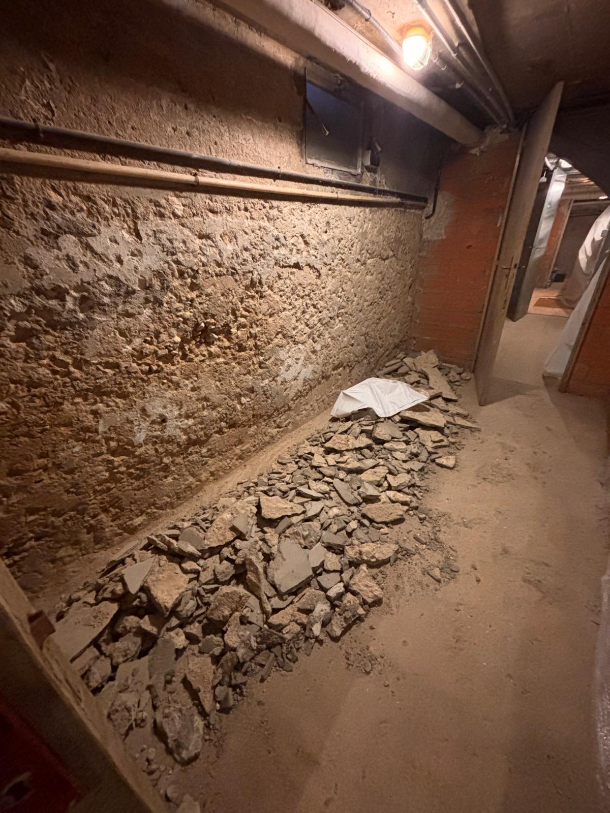 Sous-sol humide avec moisissures avant intervention